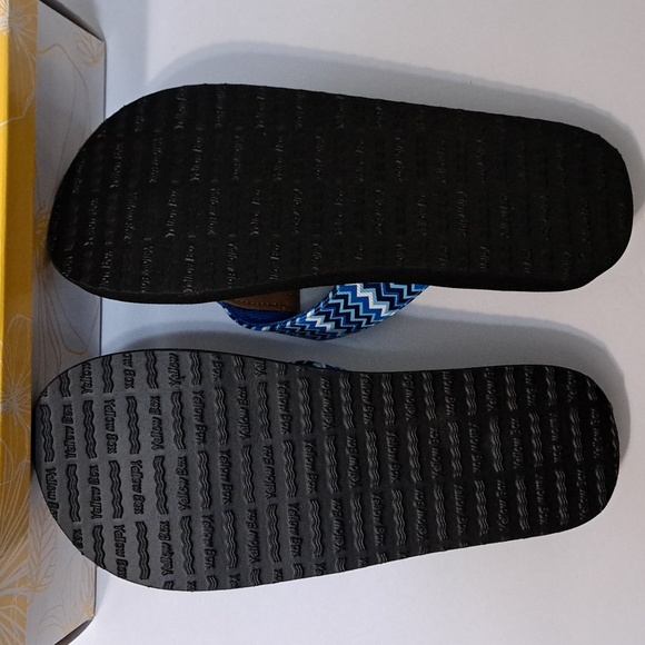 New Women's Yellow Box Flip Flops Sz 7.5 - 3 Tone Blue & White Zigzag pattern - Picture 3 of 6